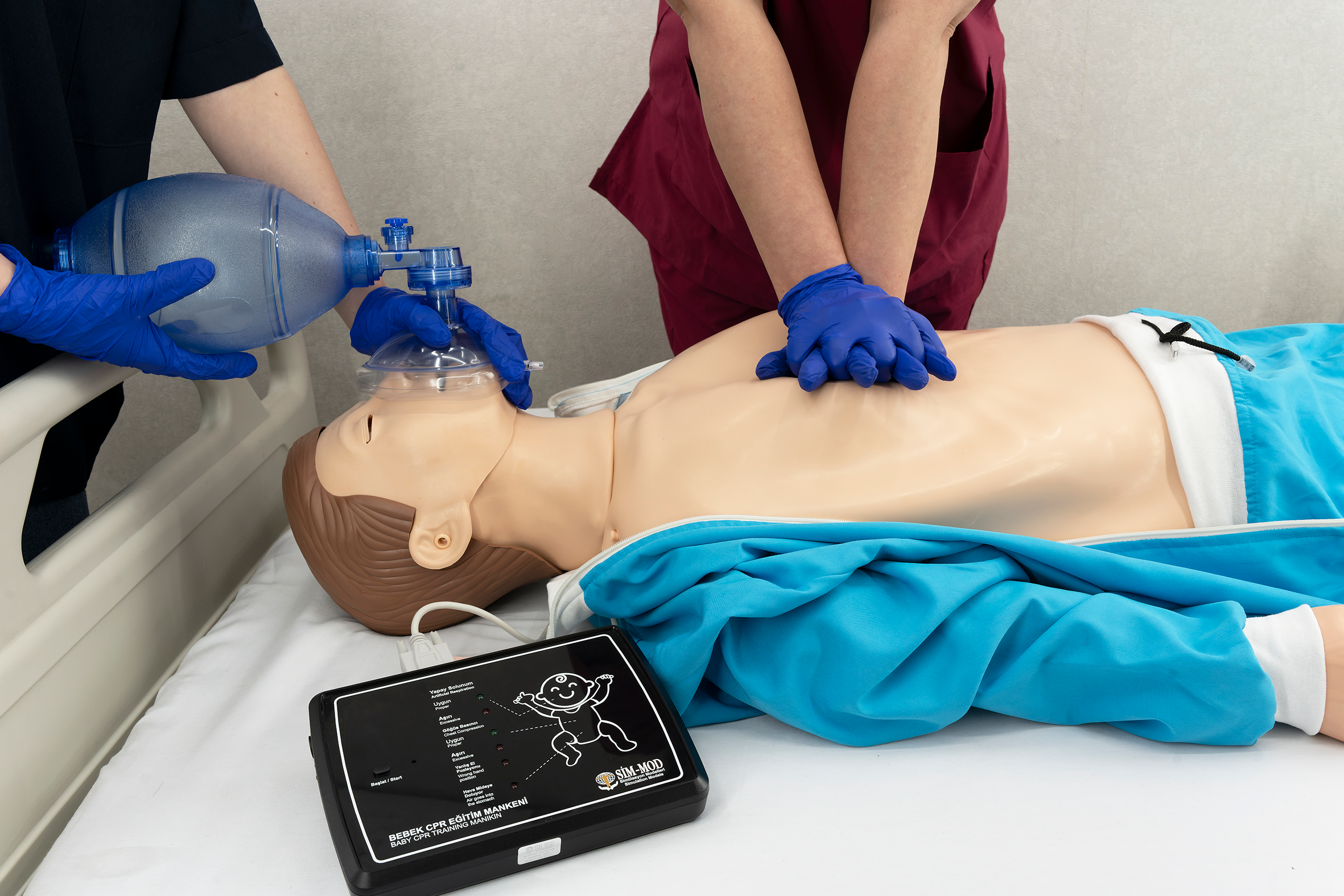 et66b-2 CPR manikin controller showing feedback lights for compression depth and ventilation
