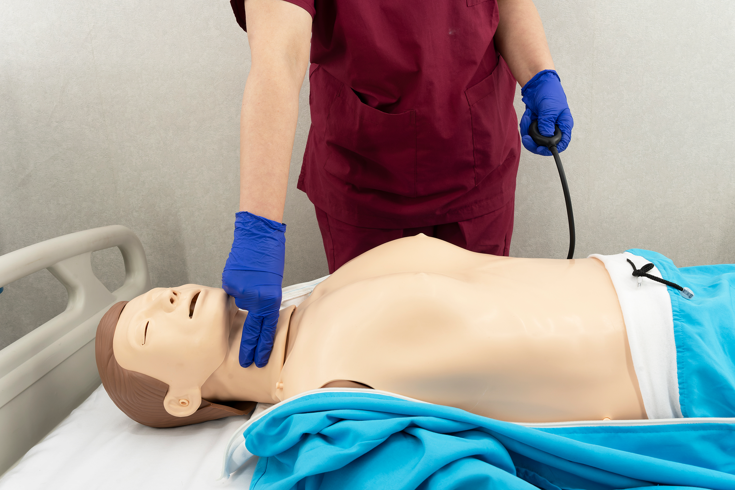 et66b CPR manikin controller showing feedback lights for compression depth and ventilation